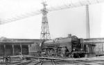 01 010 auf der Drehscheibe des Bw Köln-Bbf. Im Hintergund ist die Seilbahn der Hochbekohlungsanlage zu erkennen. (22.08.1932) <i>Foto: DLA Darmstadt</i>