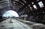 Nur das zerlöcherte Dach der imposanten Bahnhofshalle von Mailand und der improvisierte überlange Personenzug deuten auf die Umstände des Krieges hin. (08.1944) <i>Foto: Walter Hollnagel</i>