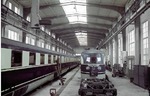 In der modernen Triebwagenhalle des RAW Wittenberge werden zwei fabrikneue Garnituren des SVT Bauart "Köln" zur Abnahme vorbereitet. (1938) <i>Foto: Walter Hollnagel</i>