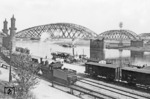Eine unbekannte sächsische Länderbahnlok rangiert im Elbumschlaghafen von Riesa. Im Hintergrund die im Jahre 1878 fertiggestellte kombinierte Straßen-/ Eisenbahnbrücke (Strecke Leipzig - Dresden), die am 23. April 1945 von der deutschen Wehrmacht gesprengt wurde. Im Hafen ankert der Dampfer "Aussig", der am 26. August 1945 von der Tschechoslowakei im Hafen Prossen (nahe Bad Schandau) beschlagnahmt und nach Decin geschleppt wurde.  (1900) <i>Foto: RVM-Archiv</i>