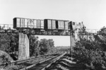Ein Zug der schmalspurigen Kleinbahn Lingen–Berge–Quakenbrück überquert die Emslandstrecke (Rheine - Emden) bei Streckenkilometer 241. Ein Jahr nach dieser Aufnahme - am 31. Mai 1952 - wurde der Betrieb auf der Kleinbahn eingestellt. (1951) <i>Foto: Werner Stock (Archiv Kenning)</i>