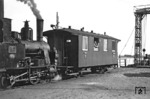 Lok 6 der Rügenschen Kleinbahn AG (Vulcan Baujahr 1895, Fabrik-Nr. 1494) am Fähranleger von Wittow auf Rügen. Sie erhielt später noch die Nummer 202 der Pommerschen Landesbahn und wurde 1948 ausgemustert.  (1934) <i>Foto: unbekannt</i>