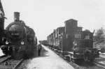 55 2393 vom Bw Gronau ist in Gleis 2 des Bahnhofs Fürstenau an der Strecke Rheine - Quakenbrück eingefahren. Die Zuglok hat Stückgutwagen zum Beladen nach Gleis 1 umgesetzt. Währenddessen setzt die 25 PS Windhoff-Kleinlok Viehwagen aus Gleis 3 an den in Gleis 2 stehenden Zugteil an. (1931) <i>Foto: RVM</i>
