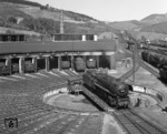 Blick vom Schuppendach auf das sauerländische Bahnbetriebswerk Altenhundem mit 44 485 auf der Drehscheibe.  (1951) <i>Foto: Slg. G. Moll</i>
