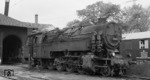 95 003 (Bw Aschaffenburg) kurz vor ihrem Einsatzende vor dem Schuppen in Laufach. Zwei Wochen später (am 29.09.1957) wurde der elektrische Betrieb zwischen Aschaffenburg und Würzburg aufgenommen und die Baureihe 95 durch die E 50 abgelöst. (16.09.1957) <i>Foto: Ron Amberger</i>