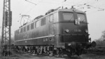 E 50 014 wartet in Laufach auf den nächsten Schubeinsatz. (04.01.1958) <i>Foto: Ron Amberger</i>