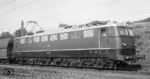 Die fabrikneue E 50 020 (Krupp, Baujahr 1957) vor Gdg 7976 im Bahnhof Laufach, unmittelbar nach Aufnahme des elektrischen Betriebes. (01.10.1957) <i>Foto: Ron Amberger</i>