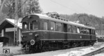 ET 90 01 (Umbau aus ET 85 13) im Berchtesgaden Königsseer Bahnhof. Rechts ist das Empfangsgebäude des Hauptbahnhofs zu erkennen. (01.04.1962) <i>Foto: Ron Amberger</i>
