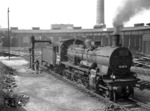 38 3075 im Bw Duisburg Hbf. Die Lok trägt an der Rauchkammer noch das Schild des "Ruhrschnellverkehrs", einem System aus schnellen, dampfgeführten Zügen des Nahverkehrs, die ab 1932 in einem Taktfahrplan die wichtigsten Strecken des Ruhrgebietes befuhren. (1950) <i>Foto: Willi Marotz</i>