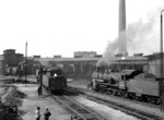 38 3075 (rechts) in ihrer Heimatdienstelle Bw Duisburg Hbf. Am Wasserkran ergänzt 41 010 vom Bw Mönchengladbach ihre Vorräte. (1950) <i>Foto: Willi Marotz</i>
