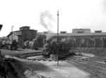 38 3075 wendet in ihrem Heimat-Bw Duisburg Hbf. Vor dem Schuppen steht 38 3772, daneben 42 1507 vom Bw Bingerbrück, die planmäßig einen Eilgutgüterzug nach Duisburg brachte. (1950) <i>Foto: Willi Marotz</i>