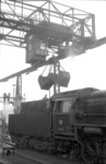 50 1657 vom Bw Düren ergänzt ihre Vorräte im Bw Oberlahnstein. (1954) <i>Foto: Fischer</i>