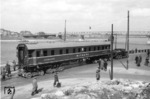Transport eines Schlafwagens zur 17. Internationalen Funkausstellung (der ersten nach dem Zweiten Weltkrieg) am Schloßufer in Düsseldorf. Im Hintergrund die provisorische Oberkasseler Rheinbrücke. (16.08.1950) <i>Foto: Fischer</i>