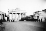 Transport des "Wagen von Compiègne" durch das Brandenburger Tor in Berlin. Der "Wagen von Compiègne" ist der ehemalige Speise- und spätere Salonwagen, in dem am 11. November 1918 auf einer Lichtung bei Compiègne die Beendigung der Kampfhandlungen zwischen dem Deutschen Kaiserreich und den Streitkräften der Entente vereinbart wurden (Erster Waffenstillstand von Compiègne). Am 22. Juni 1940 wurde die Kapitulation Frankreichs gegenüber dem Deutschen Reich ebenfalls dort unterzeichnet (Zweiter Waffenstillstand von Compiègne).Der Waggon mit der Nr. 2419 D wurde 1914 in Saint-Denis für die Compagnie Internationale des Wagons-Lits (CIWL) als Speisewagen gebaut und war als solcher bis August 1918 im Einsatz. Anschließend wurde der Personenwagen in ein Büro für Marschall Foch umgebaut, der ihn von Ende Oktober 1918 bis zum September 1919 nutzte.Am 11. November 1918 wurde in diesem somit zum „Wagen von Compiègne" gewordenen mobilen Büro des Oberkommandierenden der Entente für die Westfront der Waffenstillstand unterzeichnet, der den Ersten Weltkrieg beendete. Nach dem September 1919 schenkte die CIWL das Fahrzeug dem Musée de l'Armée (Armeemuseum), das im Hôtel des Invalides in Paris untergebracht ist. Dort war der Wagen von 1921 bis 1927 im Ehrenhof ausgestellt.Auf Wunsch des Bürgermeisters von Compiègne und mit Unterstützung des US-Amerikaners Arthur Henry Fleming wurde der Wagen restauriert und in einem eigens erstellten Museumsgebäude auf der Clairière de l'Armistice („Waffenstillstands-Lichtung“) untergebracht.Zur Unterzeichnung des Waffenstillstands zwischen dem Deutschen Reich und Frankreich am 22. Juni 1940 ließ Hitler das Fahrzeug aus dem Gebäude herausholen und wieder auf die Waldlichtung bei Compiègne stellen. Anschließend wurde der Waggon auf der Straße nach Berlin gebracht und eine Woche am Berliner Dom ausgestellt (Quelle: Wikipedia). Das Bild zeigt den Wagen, gezogen von einem Kaelble-Schlepper unter dem Brandenburger Tor am "Heldengedenktag und Tag der Wehrmacht" im Jahre 1941. (24.03.1941) <i>Foto: RVM</i>
