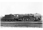Die Vierzylinderverbundlok 02 009 im Bw Hof. Die Lok ist bereits mit dem Einheitstender 2'2' T 32 gekuppelt, ursprünglich wurden alle Loks mit dem kurzen Tender 2'2' T 30 abgeliefert. Im Jahre 1940 wurde 02 009 in die Zwillingsmaschine 01 238 umgebaut. (1932) <i>Foto: Rudolf Kreutzer</i>