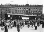 Ausstellungswagen "Bergen-Retten-Heilen" zum "Sanitätsdienst der Wehrmacht an der Front" auf dem Augustusplatz in Leipzig. Bis zu seiner fast vollständigen Zerstörung im 2. Weltkrieg galt dieser Platz als einer der schönsten in Deutschland. (1940) <i>Foto: RVM</i>