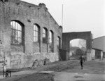 Bestandsaufnahme des Hochbaudezernats der BD Essen in dem noch vom Krieg gezeichneten Bw Dortmund-Dortmunderfeld. (1952) <i>Foto: Willi Marotz</i>