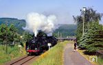 1988 feierte die Westerwaldbahn das 75-jährige Jubiläum ihres Stammsitzes auf der Bindweide. Aus diesem Anlass verkehrten mehrere Sonderzüge wie dieser mit 24 009 und 38 1772 in Scheuerfeld. (23.05.1988) <i>Foto: Wolfgang Bügel</i>