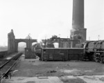 Auch 7 Jahre nach Kriegsende war das Bw Dortmund-Dortmunderfeld vom Großangriff des 10. März 1945 stark gezeichnet. Im offenen Schuppen stehen u.a. 55 5506 und 50 1431 (rechts). (1952) <i>Foto: Willi Marotz</i>