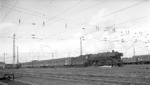 41 238 (Bw Kassel) verlässt mit einem Touropa-Sonderzug den Bahnhof Hanau. Die "Touropa" war ein 1951 in München gegründetes Touristikunternehmen, das bezahlbare Urlaubsreisenden für den Normalbürger anbieten wollte. Da während dieser Zeit der Zug das Hauptreisemittel war, wurde in Zusammenarbeit mit der damaligen Deutschen Bundesbahn der spezielle Touropa-Liegewagen entwickelt. (16.10.1958) <i>Foto: Ron Amberger</i>