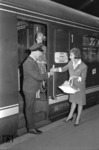 Verteilung von Werbegeschenken einer bekannten Kölner Duftwassermarke am TEE "Diamant" (Antwerpen - Dortmund), einem VT 08. (1962) <i>Foto: Fischer</i>
