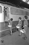 Wiederum eine Werbeaktion des bekannten Kölner Duftwassers aus der Glockengasse, diesmal an einer E 10.12. (1966) <i>Foto: Fischer</i>