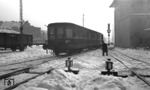 Steuerwagen VS 145 355, gekuppelt an einen unbekannten VT, bei der Einfahrt nach Köln Betriebsbahnhof. Rechts das heute noch existierende Stellwerk "Bf". (01.1957) <i>Foto: Fischer</i>
