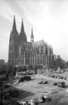 Freier Blick von der Hohenzollernbrücke auf den Kölner Dom und den davor im Bau befindlichen Busbahnhof. Heute befindet sich an dieser Stelle das Museum Ludwig. Der kleine Turm rechts neben dem Dom gehört im übrigen zum alten Empfangsgebäude des Hauptbahnhofs. (1952) <i>Foto: Fischer</i>