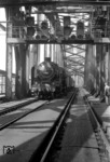 39 090 (Bw Gießen) befährt die Hohenzollernbrücke über den Rhein zwischen Köln Hbf und -Deutz. Anlass der Aufnahme war die neu installierte Lichtsignalbrücke mit Gleiswechsel- und Geschwindigkeitsanzeiger sowie dem Vorsichtssignal Zs 7. (1953) <i>Foto: Fischer</i>