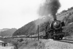44 1385 vom Bw Koblenz/Mosel mit einem beachtlichen Güterzug nach Wetzlar bei Runkel an der Lahn. (23.08.1968) <i>Foto: G. Schilp, Slg. W. Löckel</i>