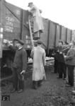 Intensive Zollkontrolle im deutsch-niederländischen Grenzbahnhof Bad Bentheim. (1950) <i>Foto: Hans Berkowski</i>
