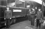 Übernahme des "Skandinavien-Holland-Express" durch das niederländische Zugpersonal im Grenzbahnhof Bad Bentheim. (1950) <i>Foto: Hans Berkowski</i>
