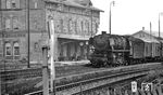 044 277 (ex 44 1277) kommt mit Dg 6708 nach Heilbronn im Bahnhof Eckartshausen-Ilshofen zum Halten. (16.09.1972) <i>Foto: Burkhard Wollny</i>