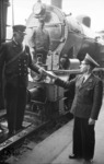 Übergabe der Zugpapiere am "Skandinavien-Holland-Express" in Bad Bentheim. (1950) <i>Foto: Hans Berkowski</i>