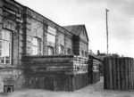 Die befestigte Bahnstation (Drowjawj-Post) irgendwo in der Ukraine, deren Eingang mit massiven Holzbarrikaden zum Schutz vor Partisanenüberfällen versehen wurde. (1943) <i>Foto: RVM (Korte)</i>