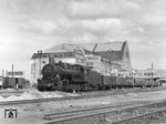 57 2430 hatte bereits ein bewegtes Lokleben hinter sich, als sie Ende 1941 zum Bw Fastow I (südwestlich von Kiew) umstationiert wurde. In den ersten Kriegsjahren war sie vom Bw Flensburg kommend ab September 1940 bei den Bahnbetriebswerken Aarhus und Fredericia in Dänemark eingesetzt. Hier wartet sie mit einem Güterzug in Kiew Hbf auf Ausfahrt. 1943 wurde sie als Schadlok zurück nach Deutschland überführt und war nach dem Krieg bei den Eisenbahnen des Saarlandes im Einsatz. (1942) <i>Foto: RVM (Ittenbach)</i>