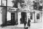 Ein fast friedliche Bahnsteigszene im Bahnhof Zelwa, wäre da nicht das martialistische Transparent mit einem Text, der in einer Zeit des wachsenden Zweifel am "Endsieg" ersonnen wurde. So klein das Empfangsgebäude auch ist, die Funktion des Bahnhof war als Grenzbahnhof und östlichster Bahnhof der RBD Königsberg auf der Magistrale Warschau - Minsk bedeutsam. Am Eingang ist das Schild des Zollamtes erkennbar. Aber solche Tatsachen waren auch geheim: Auf dem Bild gut erkennbar war der Bahnhofsname von der Zensur mit dickem Bleistift durchgestrichen.  (1942) <i>Foto: RVM (Bandelow)</i>