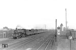 17 069 vor D 144 (Dresden - Köln) in Seelze bei Hannover. Im Hintergrund die Anlagen des zwischen 1906 und 1909 gebauten Rangierbahnhofs. (1929) <i>Foto: Rudolf Kreutzer</i>