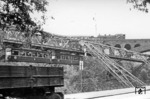 Auf der Sonnborner Brücke beim Haltepunkt Wuppertal-Zoo begegnget eine 78er der berühmten Schwebebahn. (22.08.1964) <i>Foto: R.H.Kindig</i>