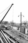 Aufstellung der ersten Oberleitungsmasten im Bahnhof Lahr (Schwarz). (11.1955) <i>Foto: A. Dormann, Slg. W. Löckel</i>