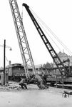 Es war viel Muskelkraft angesagt, um den schweren Turmmast im Bahnhof Lahr (Schwarzw) in die richtige Lage auf den Betonsockel zu bekommen. (11.1955) <i>Foto: A. Dormann, Slg. W. Löckel</i>