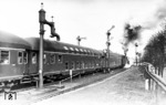03 179 vom Bw Köln Bbf verlässt mit E 719, der mit den ersten nach dem Krieg von der DB gebauten Doppelstockwagen ausgestattet ist, den Koblenzer Hauptbahnhof.  (22.02.1953) <i>Foto: Carl Bellingrodt</i>