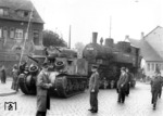 Transport der Saarbrückener 91 1819 vom Bahnhof Völklingen zu der durch Kriegseinwirkungen unterbrochenen Strecke Püttlingen - Lebach mit Hilfe eines französischen Panzers. (1946) <i>Foto: Slg. Eisenbahnstiftung</i>