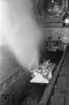 Die neue Dampflok-Waschanlage im Bw Köln-Deutzerfeld. Der Einsatz war allerdings umstritten, da die eingesetzten Hochdruckreiniger zu starken Entölungen an den Lagern der Loks und zu Schäden im Betrieb führten. (1958) <i>Foto: Fischer</i>