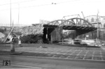 Abriss der alten Werlebrücke in der östlichen Bahnhofsausfahrt von Wuppertal-Oberbarmen im Zuge der Elektrifizierung der Bergisch-Märkischen Strecke zwischen Köln und Dortmund. Im Hintergrund ist vor der Endhaltestelle der Schwebebahn die Rampenauffahrt der damals noch von O-Bus befahrenen Brücke zum Höfen zu sehen. (10.02.1962) <i>Foto: unbekannt</i>