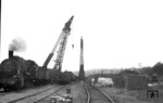 Im Zug des Ausbaus der Bundesautobahn A 1 zwischen Wuppertal und Hagen wurde die Eisenbahnbrücke auf der Rheinischen Strecke in Schwelm-Vörfken auf dem Abschnitt Gevelsberg-West und Wuppertal-Wichlinghausen erneuert. Hierzu kamen mehrere Kräne und 57 2180 vom Bw Wuppertal-Langerfeld zum Einsatz. (21.04.1959) <i>Foto: Helmut Säuberlich</i>