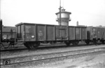 Der umgebaute offene Güterwagen "Ommr 42" 800682 in Rheydt. Ab 1957 bzw. 1958 erhielten ca. 5000 bzw. knapp 2000 Omm 33 bzw. Ommr 32 einen neuen Wagenkasten und die Bezeichnung Omm 43 (E033) bzw. Ommr 42 (E032). (1960) <i>Foto: Fischer</i>