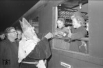 Als besondere Überraschung für die jüngsten Zugreisenden kam in Köln der Nikolaus mit kleinen Präsenten an den Zug. (06.12.1955) <i>Foto: Fischer</i>