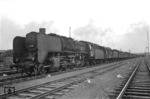 41 305 (Bw Wanne-Eickel) mit einem Kurztender 2'2 T30 gekuppelt, vor einem Eilgutzug im Güterbahnhof Köln-Gereon, der bis 1987 Kölns zentraler Güterbahnhof war. Heute befindet sich hier der "Mediapark". (1952) <i>Foto: Fischer</i>