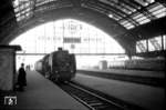 41 018 (Bw Mönchengladbach) rollt in die imposante Halle des Kölner Hauptbahnhofs ein.  (1952) <i>Foto: Fischer</i>